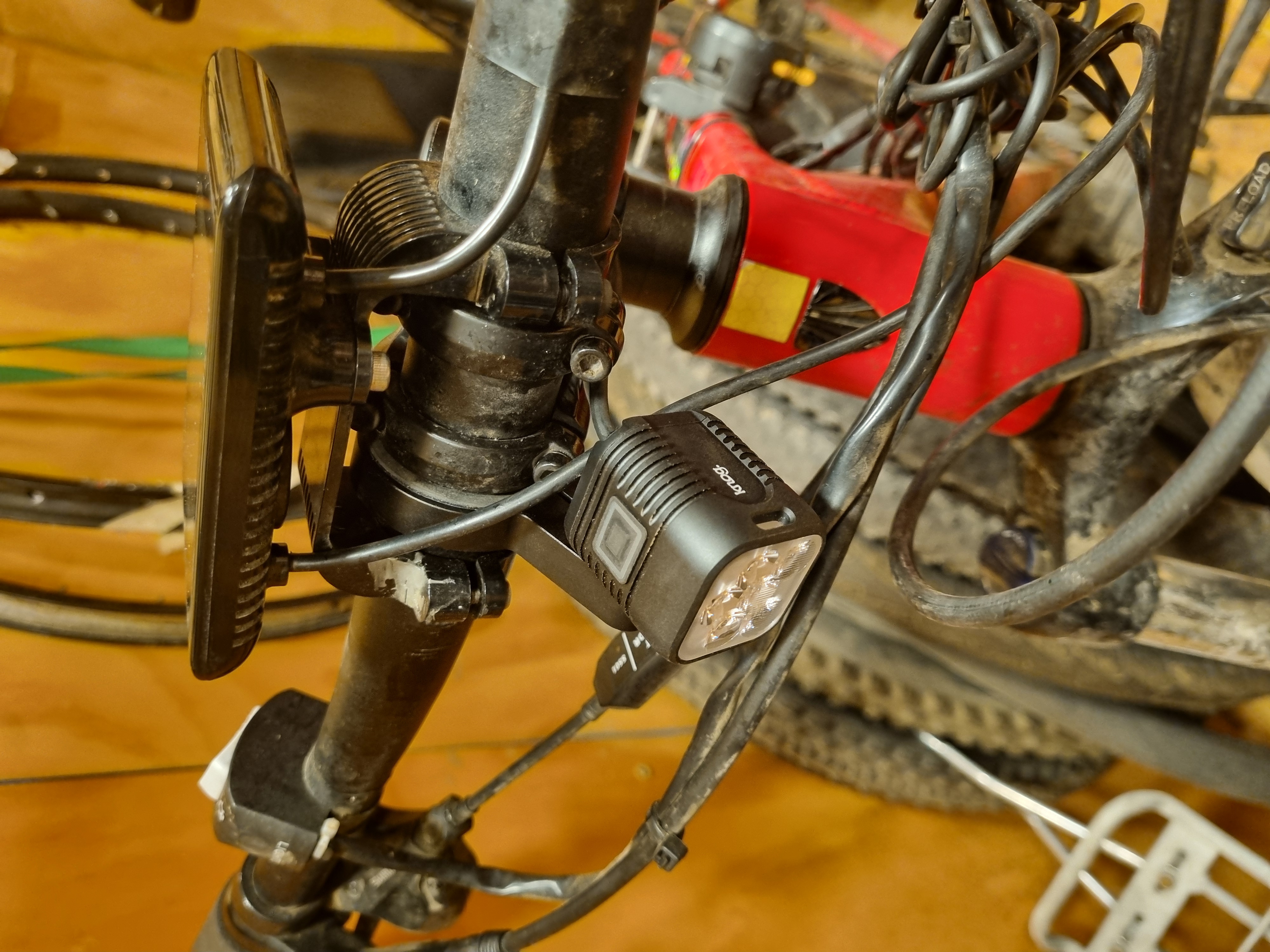 Knog Blinder E 900 installed